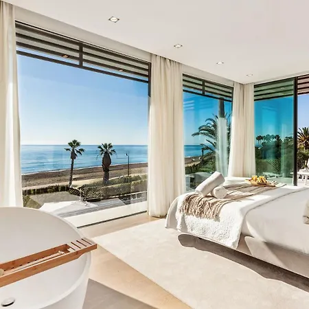 Vacation Marbella I Imare Waterfront, Beachfront Villa, Rooftop Jacuzzi, Indoor Эстепона