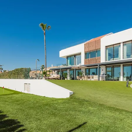 Vacation Marbella I Imare Waterfront, Beachfront Villa, Rooftop Jacuzzi, Indoor Эстепона